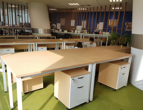Mẫu bàn làm việc Xuân Hòa có tủ phụ