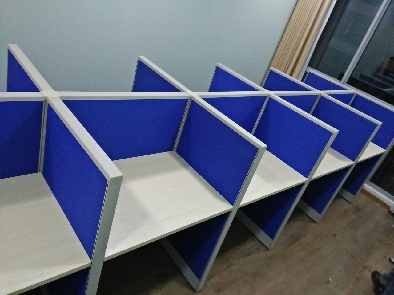 vách ngăn khung nhôm nỉ