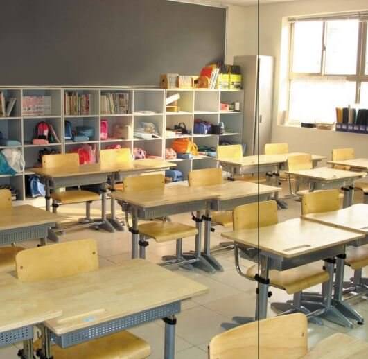 Kết hợp  bàn ghế học sinh vào thiết kế nội thất trường học chuyên nghiệp